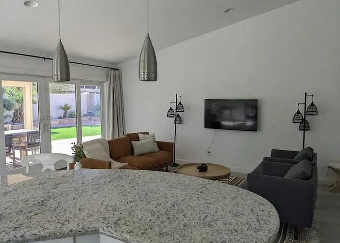Heated Pool - Spacious, Cheerful 5br/3bath Holiday home