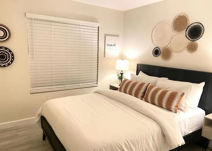 Heated Pool - Spacious, Cheerful 5br/3bath *
