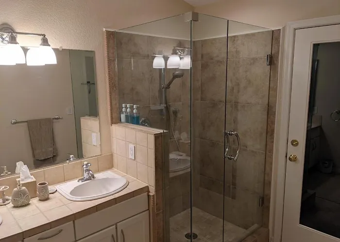 Heated Pool - Spacious, Cheerful 5br/3bath *