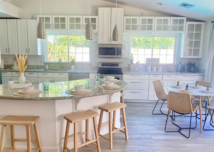 Heated Pool - Spacious, Cheerful 5br/3bath Chandler