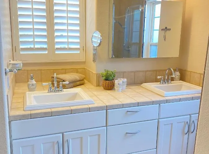 Heated Pool - Spacious, Cheerful 5br/3bath Holiday home Chandler